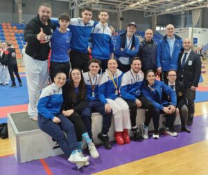 Equipo del Club Fujisan posando tras ganar medallas en karate