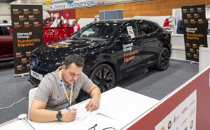 Estudiante trabajando en evento SpainSkills con Renault Rafale de fondo