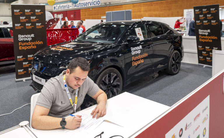 Estudiante trabajando en evento SpainSkills con Renault Rafale de fondo