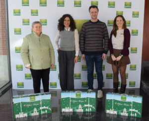 Representantes de Galletas Gullón con cestas de Navidad para Cáritas