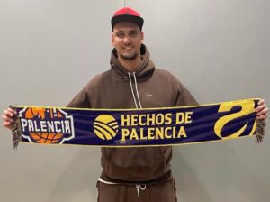 Gilad Levy sosteniendo una bufanda del Súper Agropal Palencia