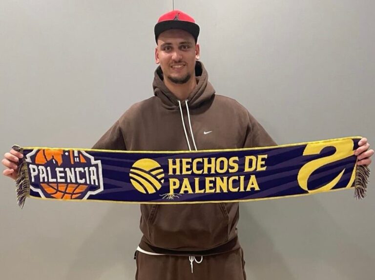 Gilad Levy sosteniendo una bufanda del Súper Agropal Palencia