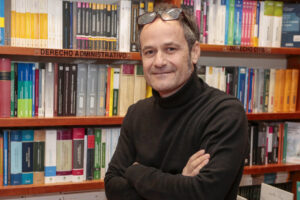 Héctor Escobar, fundador de la editorial Eolas, en su librería.