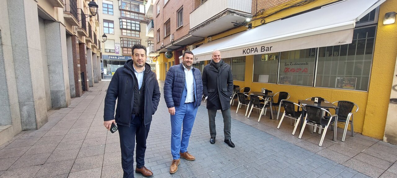 Tres amigos frente al Bar-Restaurante Kopa en Palencia