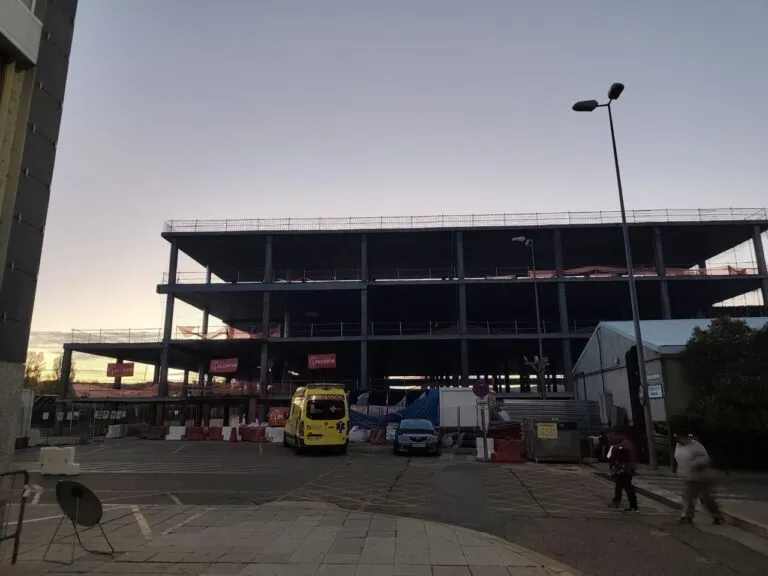 Construcción del Hospital Río Carrión en Palencia con andamios y vehículos