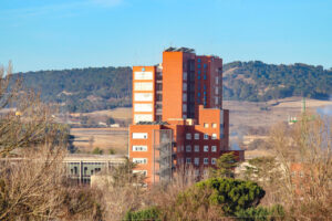 Vista del Hospital Río Carrión en Palencia con paisaje de fondo
