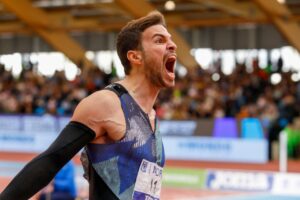 Atleta celebrando su logro en el campeonato de atletismo en Salamanca