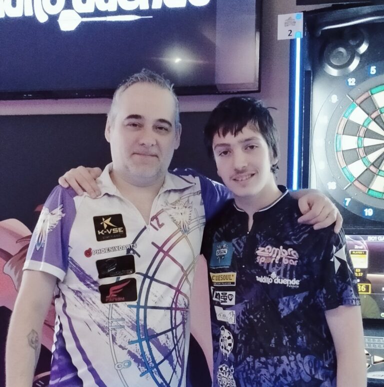 Dos jugadores sonrientes en el III Open Maldito Duende en Zambra Sport Bar.