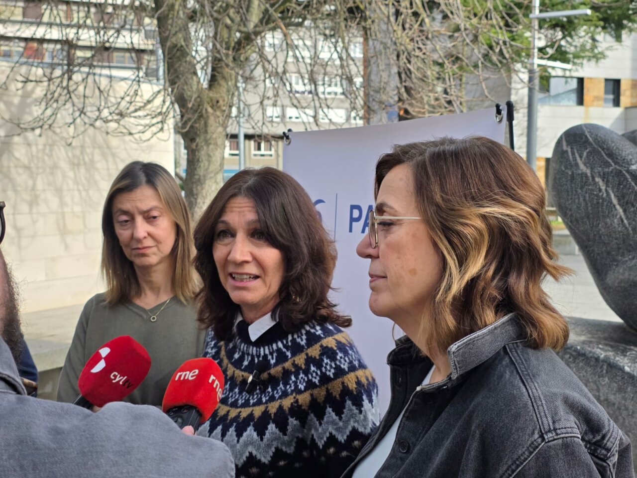 Candidatos del PP en Palencia discutiendo propuestas para el sector sociosanitario