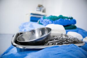 Instrumentos quirúrgicos y equipos en un entorno médico