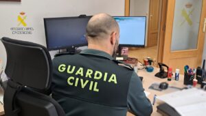 Agente de la Guardia Civil trabajando en la investigación de estafa de criptomonedas