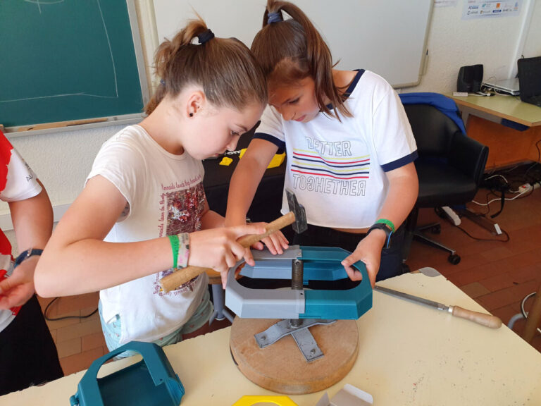 Niñas participando en un taller de ciencia en la Universidad de Valladolid