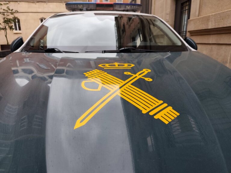 Coche de la Guardia Civil con insignia en el capó