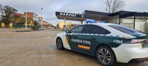 Vehículo de la Guardia Civil en gasolinera de Frómista