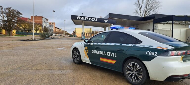 Vehículo de la Guardia Civil en gasolinera de Frómista