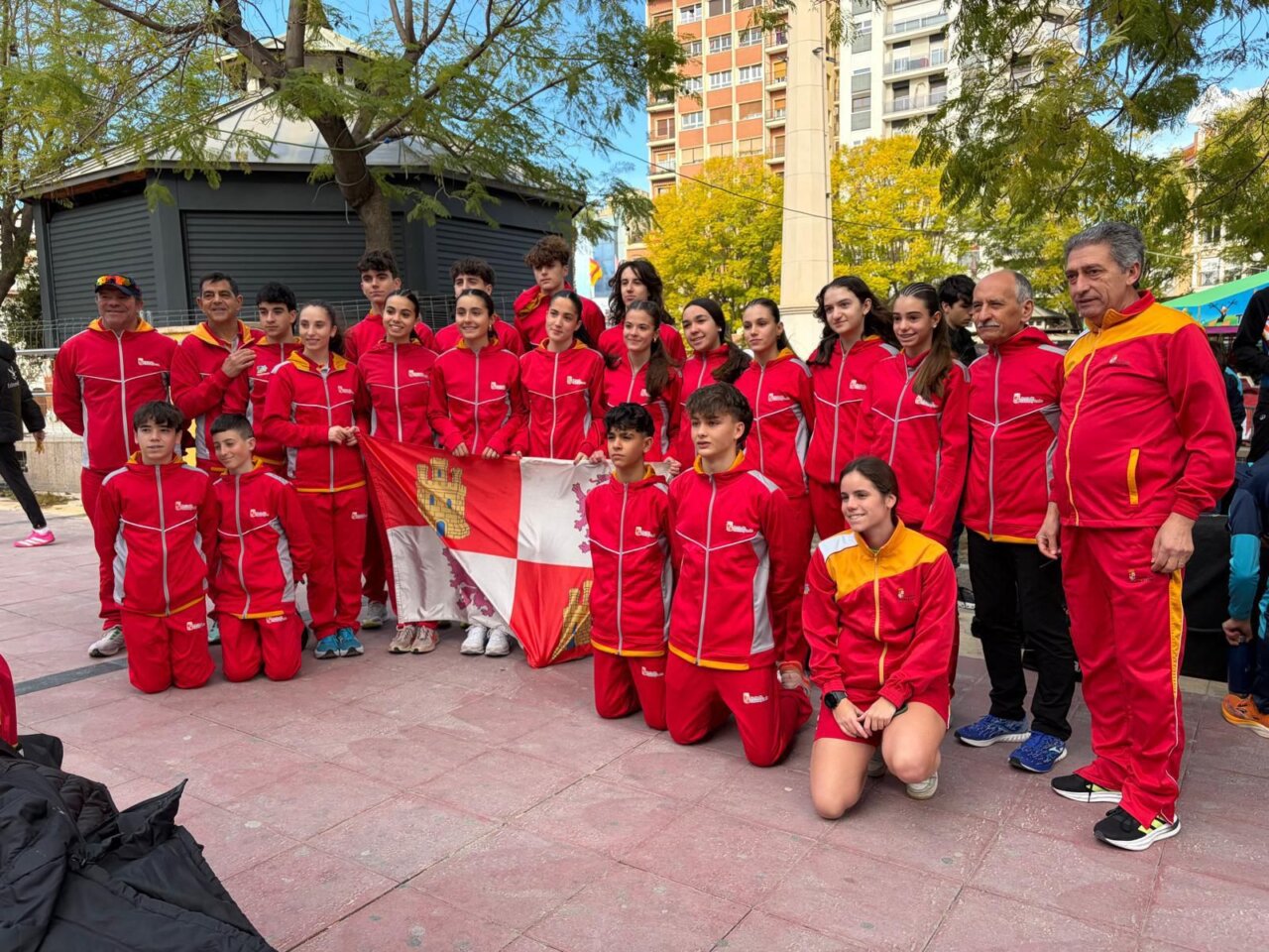 Equipo de atletismo con Irene Vega en el Campeonato de España de Marcha en Ruta