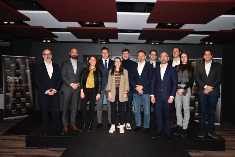 Grupo de personas en jornada sobre descarbonización de la automoción