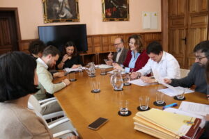 Reunión de la Junta de Gobierno Local discutiendo la adjudicación del contrato para la Alcoholera.