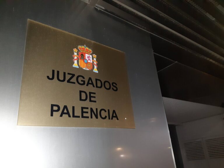 Placa de los juzgados de Palencia con escudo de España
