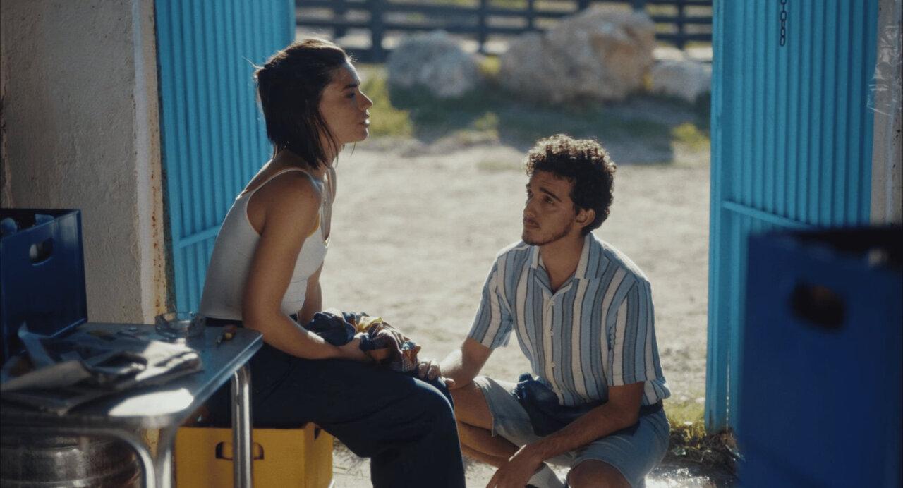 Escena de la película La Barraca con dos personajes conversando