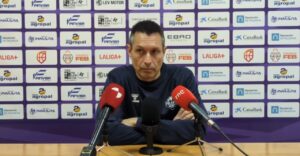 Entrenador Natxo Lezkano en conferencia de prensa sobre nuevos jugadores