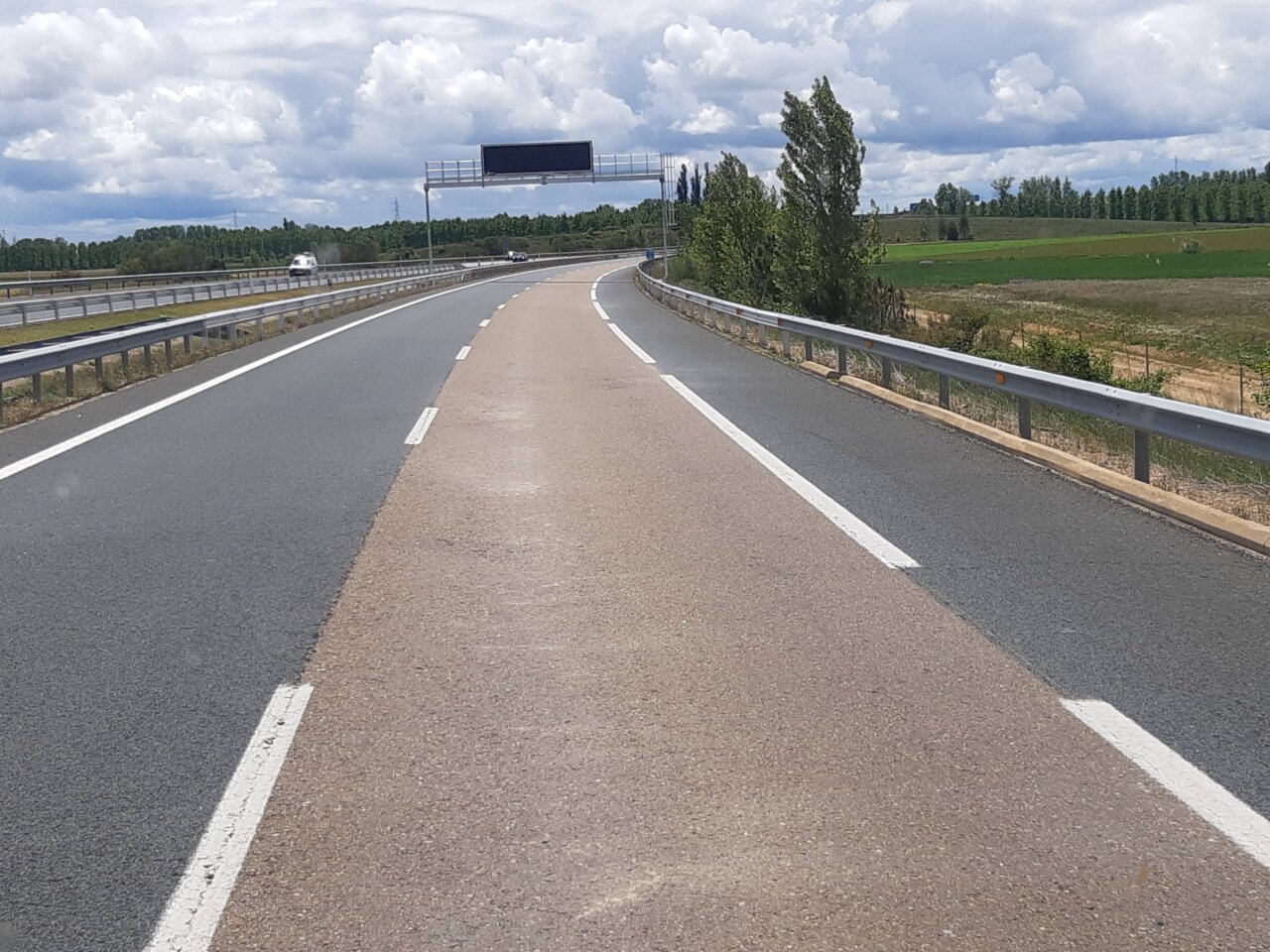 Vista de la autovía A-67 con limitación de velocidad a 100 km/h