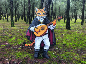 Personaje de lince tocando la guitarra en un bosque