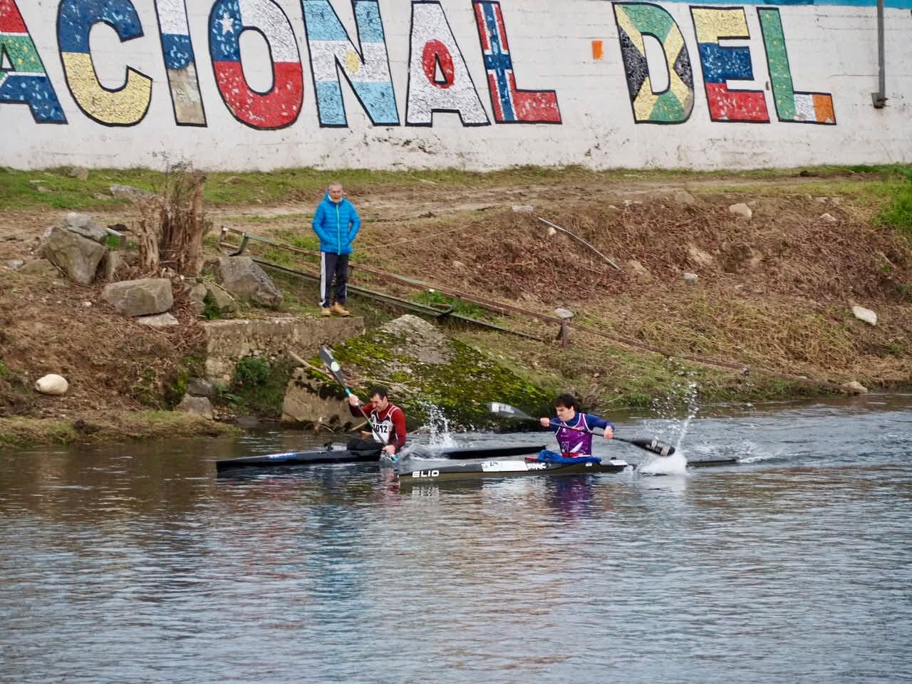 Competidores en kayaks durante la carrera en el río Sella