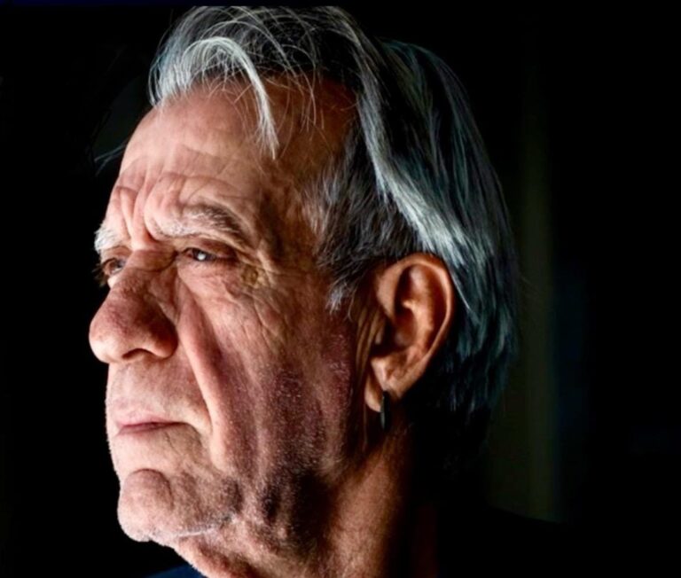 Luis Pastor en un retrato reflexivo durante el concierto Susurros