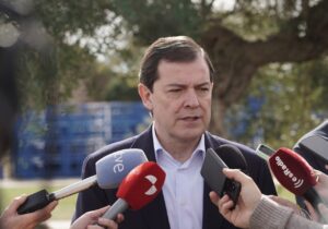 Alfonso Fernández Mañueco hablando con periodistas sobre encuesta del CIS