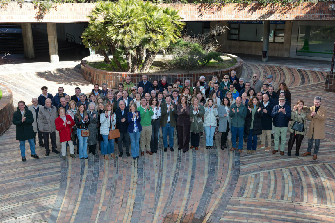 Alfonso Fernández Mañueco junto a miembros del PP en Palencia