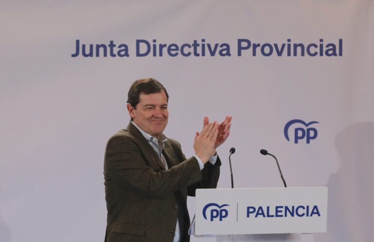 Alfonso Fernández Mañueco aplaudiendo en la Junta Directiva Provincial del PP en Palencia