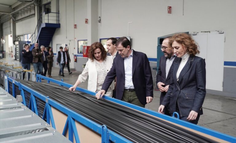 Mañueco y otros inspectores observando materiales en una fábrica en Tordesillas