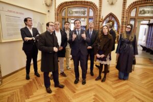 Alfonso Fernández Mañueco hablando en el Museo de los Caminos con un grupo de personas.