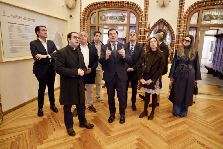 Alfonso Fernández Mañueco hablando en el Museo de los Caminos con un grupo de personas.