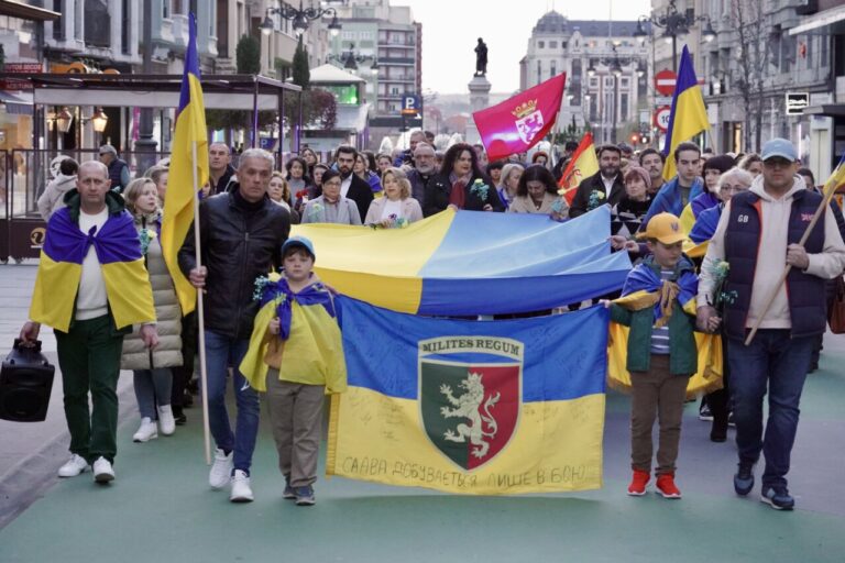 Marcha en León con personas sosteniendo banderas ucranianas