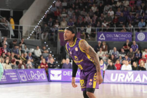 Mathieu Kamba en acción durante un partido de baloncesto en Palencia