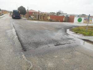 Calle Carretera en Marcilla de Campos con baches y obras de mejora
