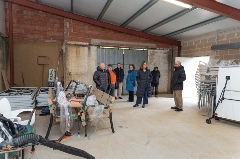 Visita de autoridades a las obras en Meneses de Campos