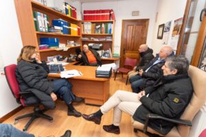 Reunión en oficina sobre mejoras en Meneses de Campos