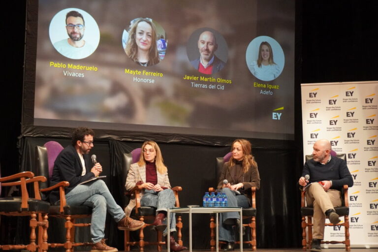 Panel de expertos discutiendo sobre la despoblación