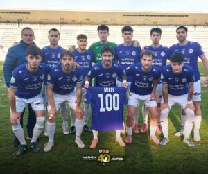 Mikel Prieto con su camiseta conmemorativa de 100 partidos en el Palencia Cristo Atlético