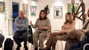 Miriam Andrés discutiendo sobre elecciones en un evento político