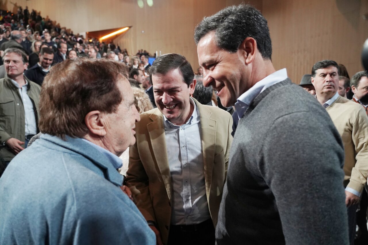 Alberto Núñez Feijóo en un mitin del PP en Ávila con otras personas