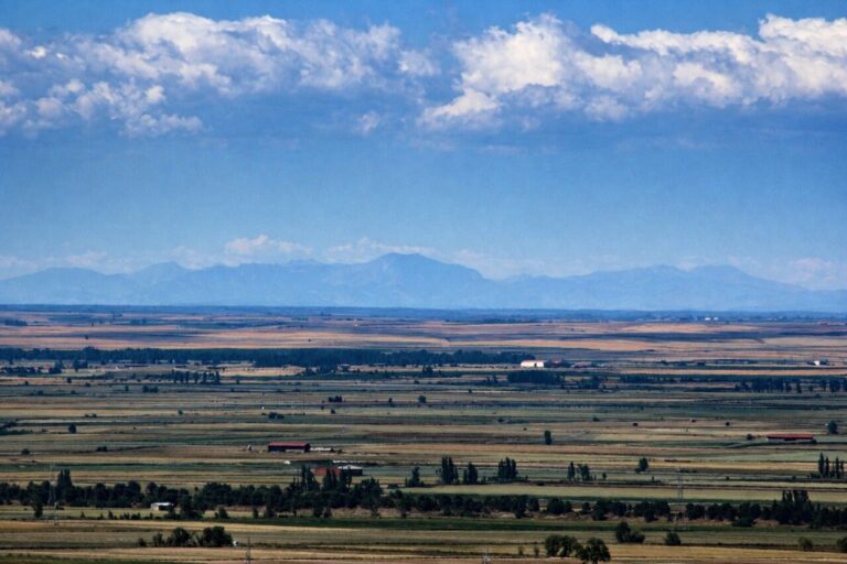 Vista panorámica de campos y montañas en Tierra de Campos