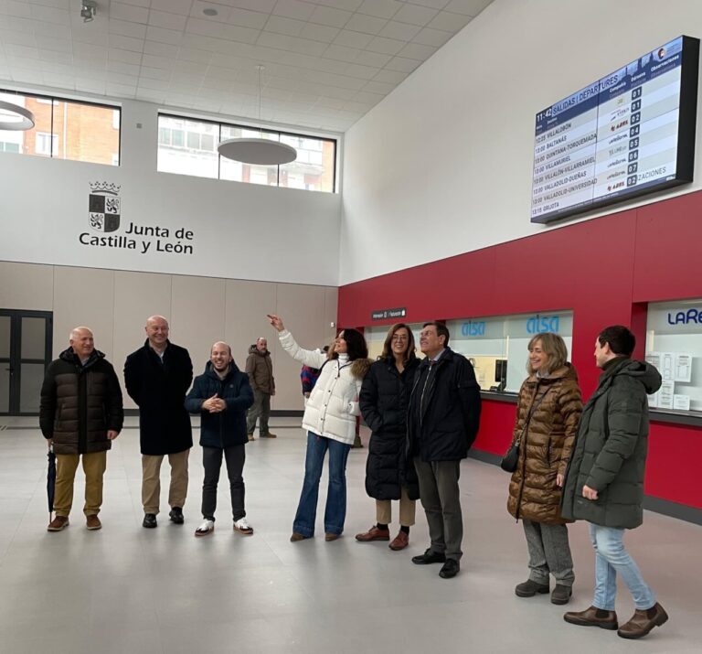 Acto del PP en la estación de autobuses de Palencia sobre movilidad y cohesión territorial.