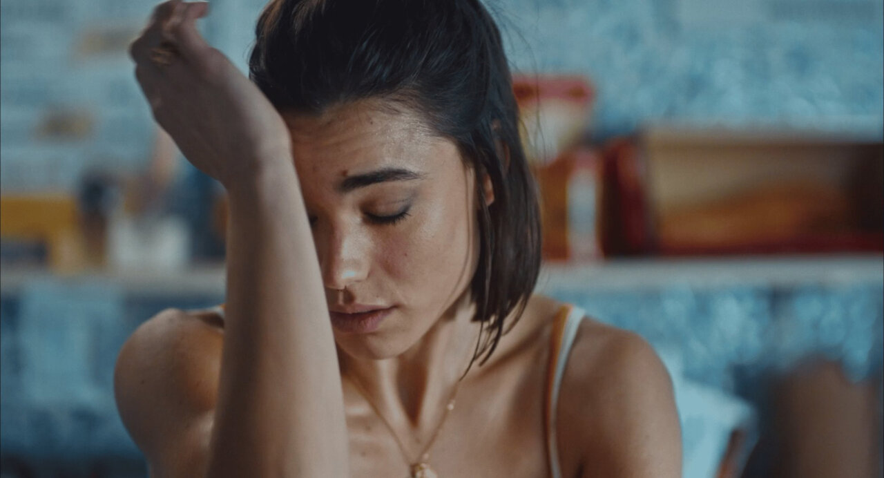 La realizadora Jùlia Castaño reflexionando en un entorno cinematográfico.