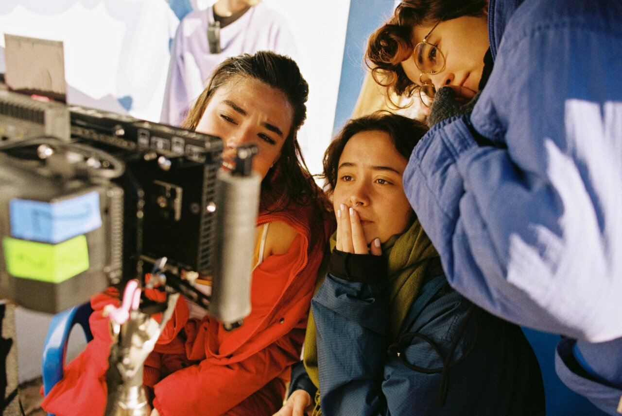 Julia Castaño y otros observando una pantalla durante la filmación