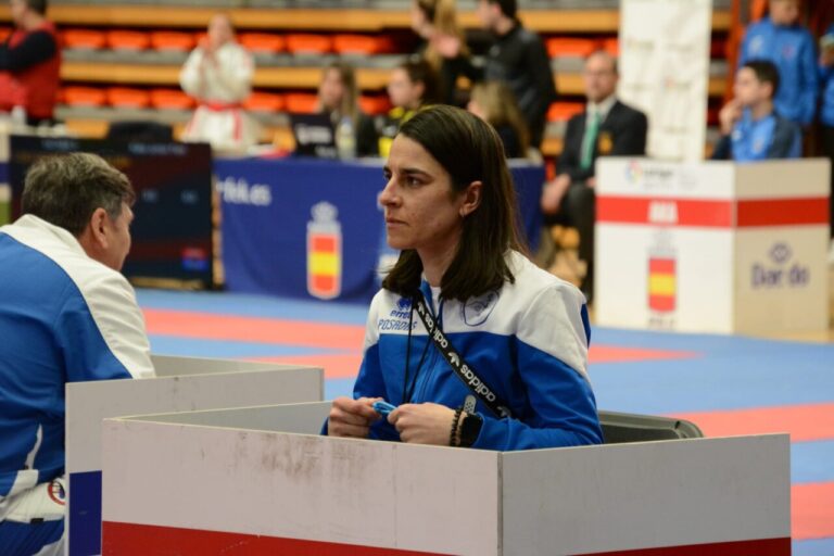 Lourdes Posadas en un evento de karate, mostrando concentración y dedicación.