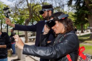 Visitantes usando gafas de realidad virtual en el Museo del Canal de Castilla